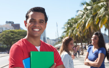 Student im roten Shirt mit Freunden in der Stadt