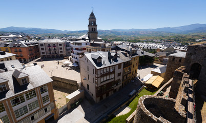 Fototapeta na wymiar old districts of Ponferrada from castle