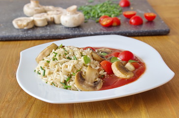 brown rice with tomatoes, sauce and champignons