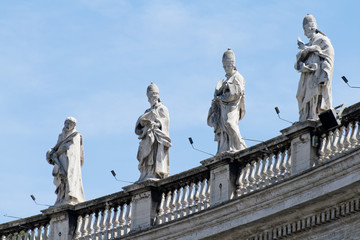 Fototapeta na wymiar Vatican Colonnade statues