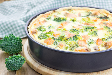 Quiche with salmon, cheese and broccoli