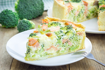 Quiche with salmon, cheese and broccoli