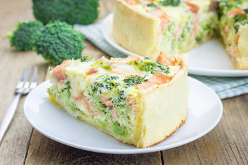 Quiche with salmon, cheese and broccoli