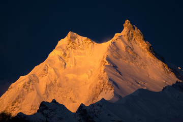 Manaslu Peak - der achthöchste Berg der Welt. Nepal, Himalaya, Manaslu-Sperrgebiet, Sonnenaufgang über dem Manaslu-Gipfel (8.156 m).