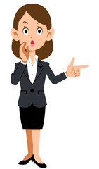 スーツを着た女性が指差しして囁く