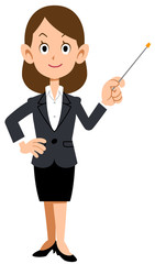 スーツを着た女性が指し棒を持って解説する