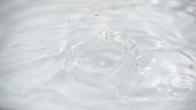 涼しげな水滴　スローモーション　Drop of water slow motion