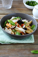 pasta with sauce in bowl