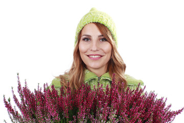 Junge Frau mit Heidekraut