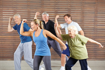 Senioren tanzen im Kurs im Fitnesscenter