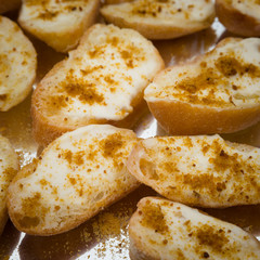 Crostini con bottarga e crema di formaggio 