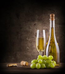 Obraz premium Bottle of champagne with grapes and glass