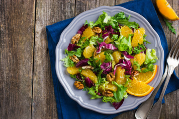 Salad mix with orange and walnuts