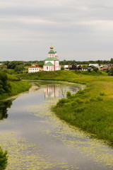 Золотое кольцо России. Суздаль. Вид реки Каменка и церкви. © 1802185