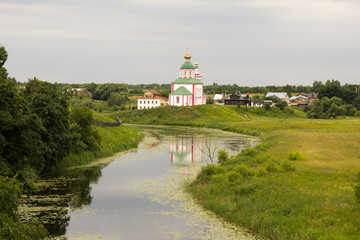 Золотое кольцо России. Суздаль. Вид реки Каменка и церкви. © 1802185