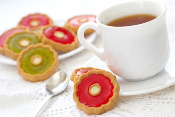 Obraz na płótnie Canvas Cup of tea and colorful cookies