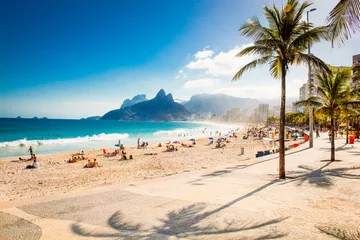 Fotobehang Rio de Janeiro Palms en Two Brothers Mountain op het strand van Ipanema, Rio de Janeiro