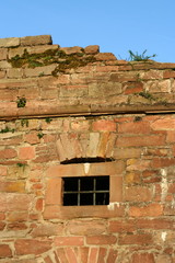 Sandsteinmauer mit Fenster