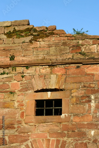 "Sandsteinmauer mit Fenster" Stockfotos und lizenzfreie Bilder auf