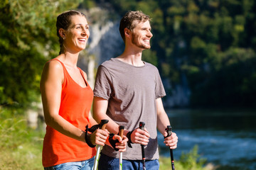 Mann und Frau beim Wandern an Donau