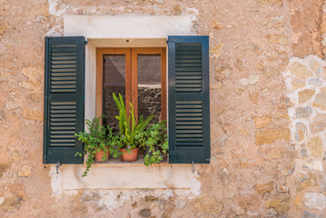 Fototapeta na wymiar Altes Fenster mit Holzläden, Mallorca
