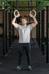 Fototapeta na wymiar Muscled man practicing cross fit