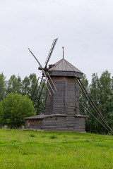 Золотое кольцо России. Суздаль. Вид старой деревянной ветряной мельницы. © 1802185