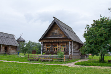 Золотое кольцо России. Суздаль. Вид старого деревянного дома.