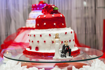 Obraz na płótnie Canvas Figurines on bottom of wedding cake