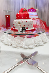 Figurines on bottom of wedding cake