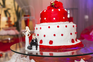 Figurines on bottom of wedding cake