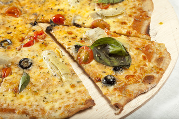 Vegetarian pizza ready to serve.