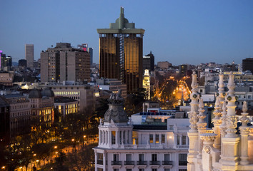 Fototapeta premium Niebieska godzina w Madrycie. Paseo del Prado o zmroku.