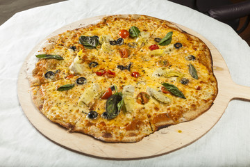 Vegetarian pizza ready to serve.