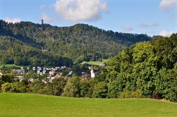 Fototapeta na wymiar Adliswil im Sihltal mit Naherholungsgebiet Felsenegg, Kanton Zürich, Schweiz