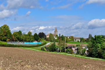 Obraz premium Kilchberg im Kanton Zürich, Schweiz mit reformierter Kirche im Hintergrund