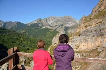 mujeres divisando los Picos de Europa