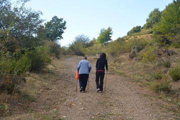 mujeres subiendo por un camino de montaña