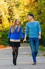 Obraz premium Falling in love autumn. walk