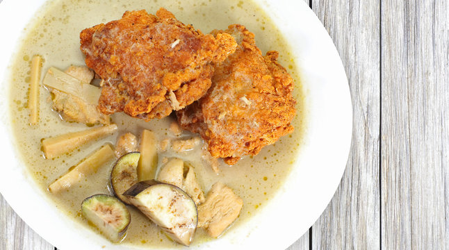 Spicy green curry with crispy fried chicken and vegetable