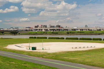 Fototapeta na wymiar 荒川河川敷の野球場