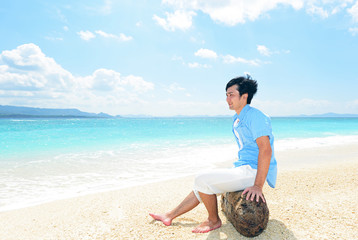 沖縄の海でくつろぐ男性