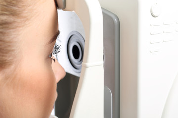 Komputerowe badanie wzroku.Pacjentka podczas badanie wzroku w klinice okulistycznej  - obrazy, fototapety, plakaty