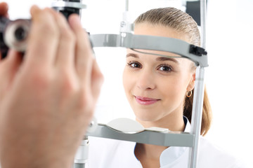 Kobieta w gabinecie okulistycznym.
Pacjentka podczas badanie wzroku w klinice okulistycznej  - obrazy, fototapety, plakaty