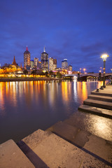 Obraz premium Skyline of Melbourne, Australia across the Yarra River at night