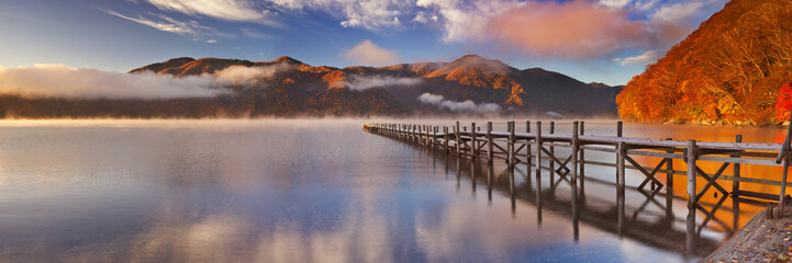 Fototapeta premium Jetty w jeziorze Chuzenji, Japonia o wschodzie słońca jesienią