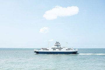 Fototapeta na wymiar bateau nuage traversée transport maritime