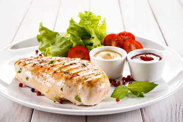 Grilled chicken fillet and vegetables