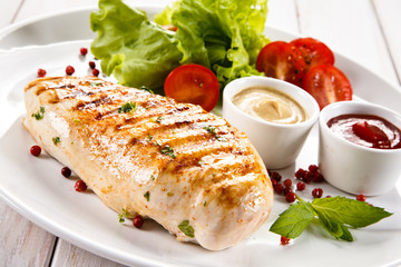 Grilled chicken fillet and vegetables