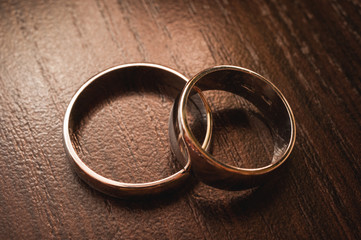Obraz na płótnie Canvas Wedding rings on wooden background